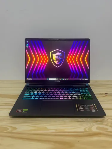 Notebook Gamer MSI Vector - RTX 5070 Ti 12GB / AMD Ryzen 9 8940HX / 16GB DDR5/ QHD 240Hz