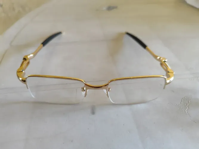 Óculos da moda dourado com designer moderno