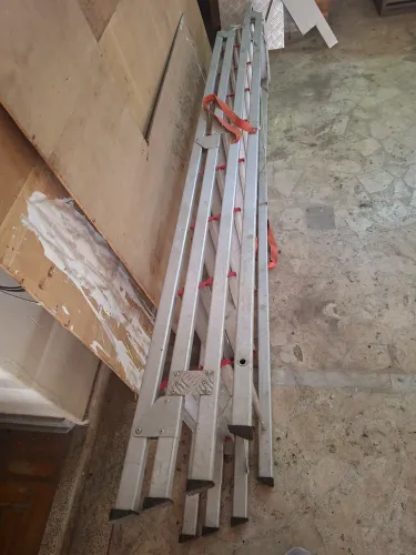 Escada de alumínio dobrável