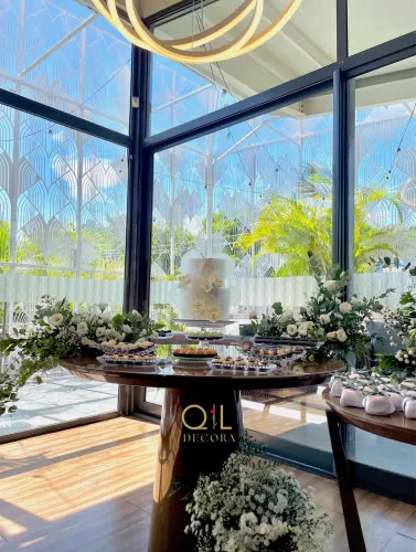 Aluguel de itens para decoração - mesa de bolo e mesa posta