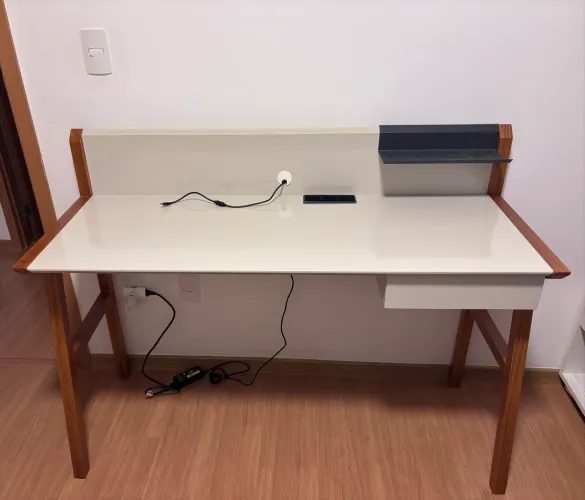 Escrivaninha moderna em madeira e branco - excelente estado | 127 cm
