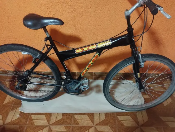 Bike aro 26 com marchas em bom estado.