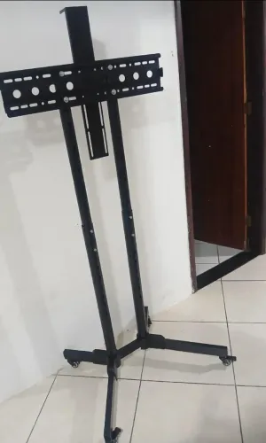 Suporte para TV c/rodinhas /Pedestal - em aço 