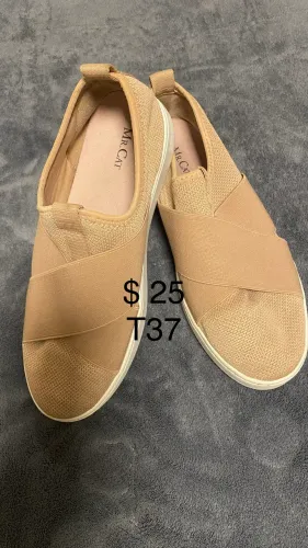 Sapatos T/37 em $25 cada par 