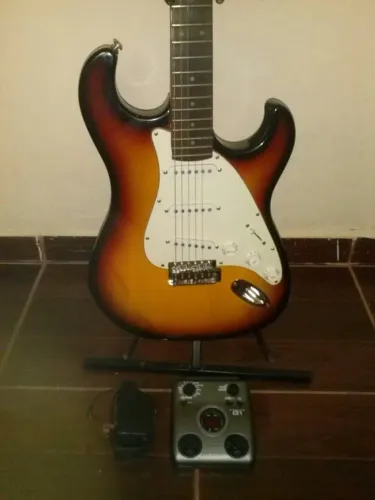 VENDO GUITARRA GIANINI E PEDALEIRA G1 DA ZOOM SEMI NOVA, OBS: RETIRADA NO LOCAL...