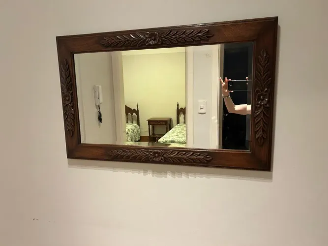 Espelho em cerejeira entalhado à mão.