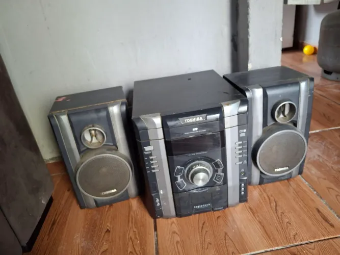 Aparelho de som Toshiba com 2 caixas