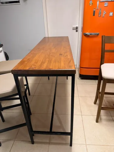 Mesa alta com tampa de madeira 