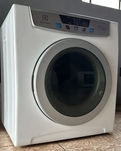 Secadora de roupas Eletrolux semi nova