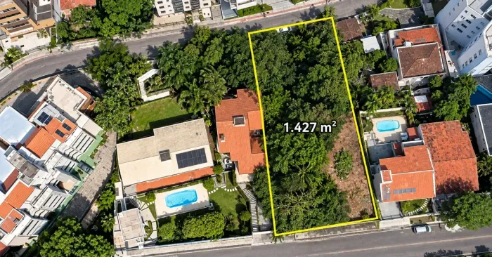 Imóvel para venda possui 1427 metros quadrados em Coqueiros - Florianópolis - SC