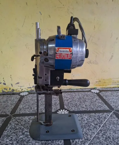 Vende-se máquina de corte de tecido vertical