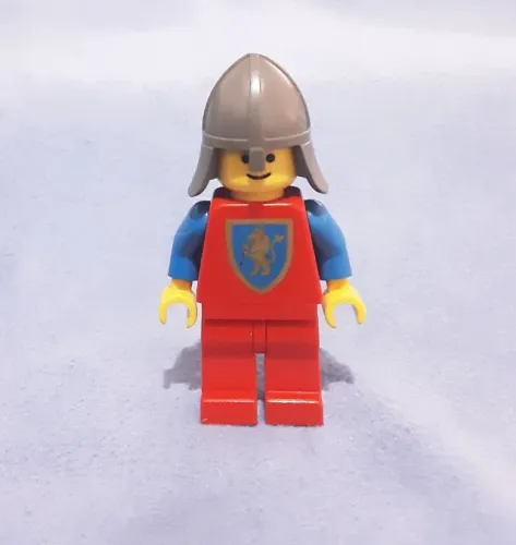 LEGO minifigura Crusader Lion, com marcas de uso no capacete (Set 6077) (MUITO RARO)