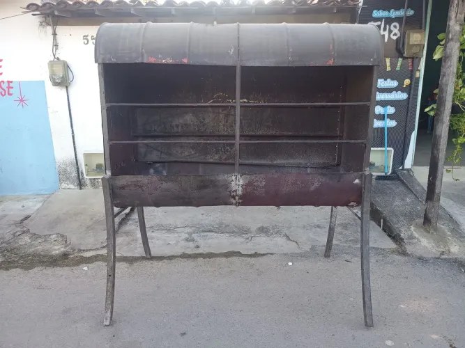 Vendo: Churrasqueira grande muito boa