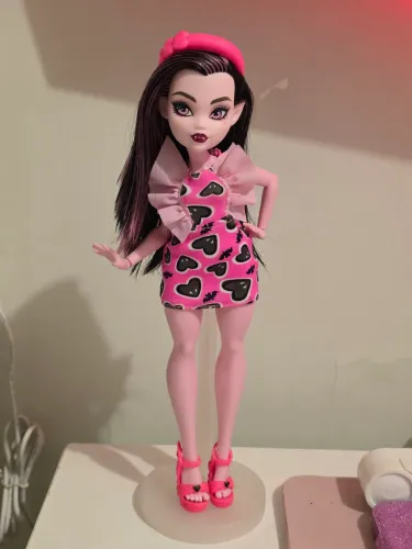 Draculaura Budget