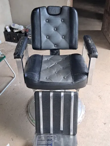 Cadeira de barbeiro preta à venda
