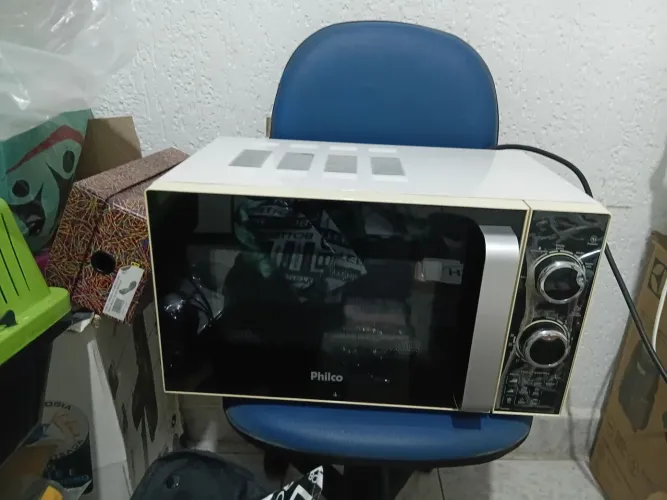 Micro-ondas Philco 20 litros branco em ótimo funcionamento.
