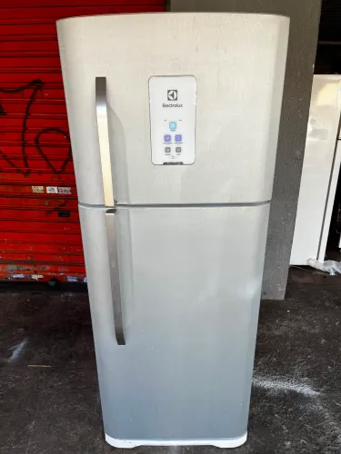 Vendo uma geladeira Eletrolux frost free bem conservada (Entrego)
