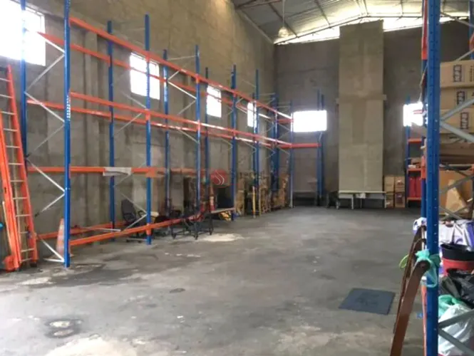 Prédio comercial no Jardim Oriental - Jabaquara 850 metros. Pé direito alto.