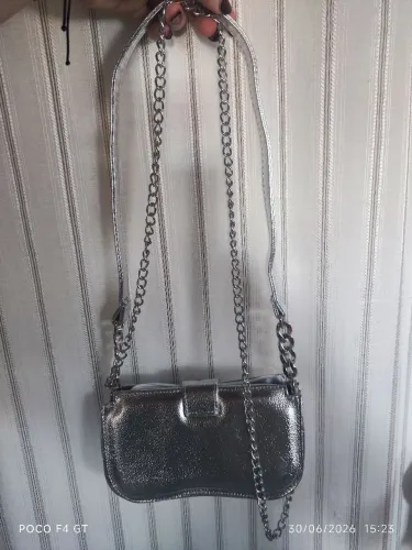 Bolsa Feminina Prata Metalizada com Alça de Corrente - Nova
