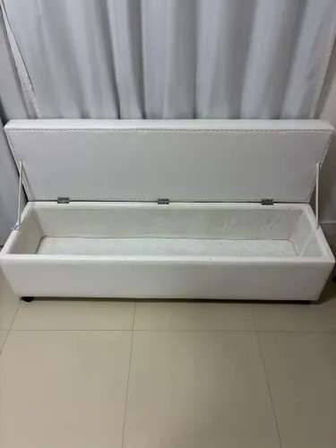 Baú MDF branco com estofado