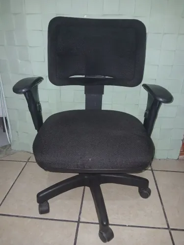 Cadeira de escritório preta giratória com 5 rodinhas e encosto