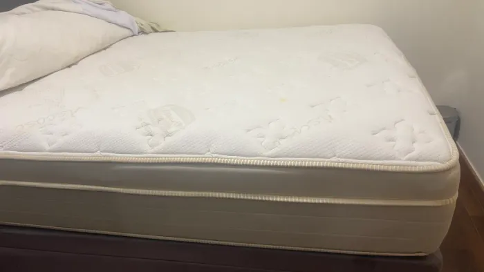 Colchão casal com molas ensacadas e pillow top viscose