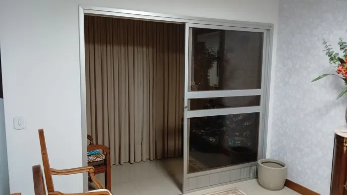 Porta de vidro com alumínio  em ótimo estado de conservação 