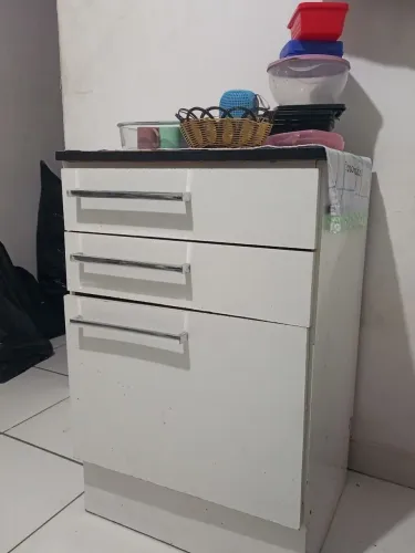 Mesa que abre e fecha,e móvel com poucas marcas de uso 100 os dois
