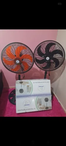 Ventilador de pé grande novo na caixa
