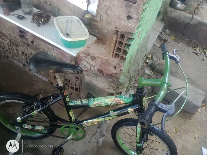 bicicleta aro 16 do Ben 10 semi nova toda completa sem marcas de ferrugens
