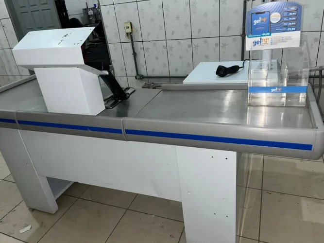 Balcão com balança de caixa  +  leitor móvel de código de barras 2800,00.