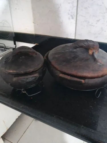 Kit 2 Panelas de Barro Artesanais com Suportes - Pouco Uso