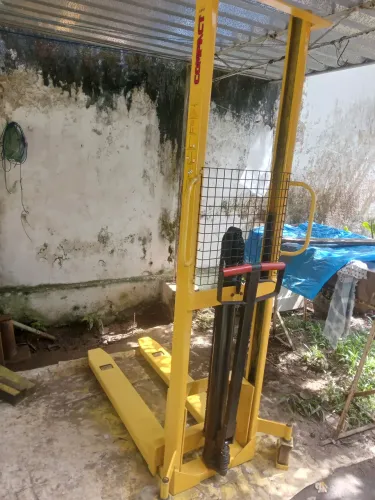 Vendo uma empilhadeira manual de capacidade de 500kg 