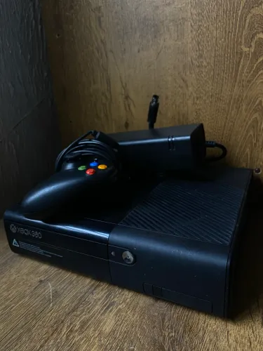 Xbox 360 (com fonte e controle)