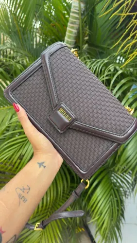 Bolsa Transversal/Envelope Tressê Marrom Dark Cocoa da Santa Lolla 