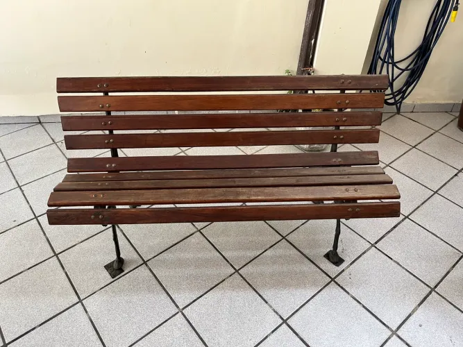 Banco de jardim em madeira