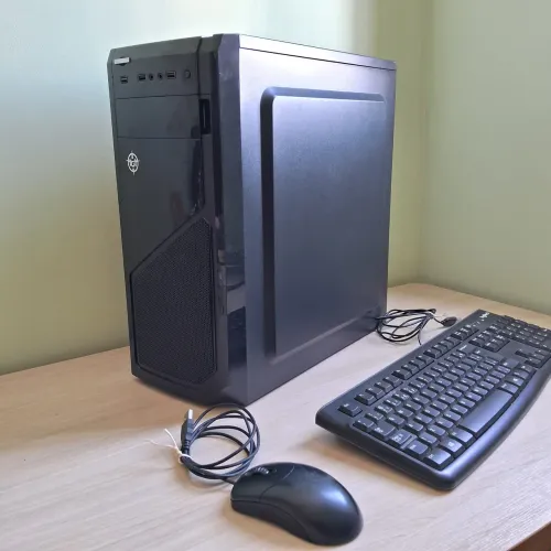 CPU com teclado e mouse 