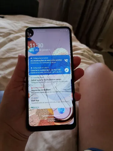 Vendo celular LG K51 em bom estado funcionando perfeitamente mas está com a tela trincada