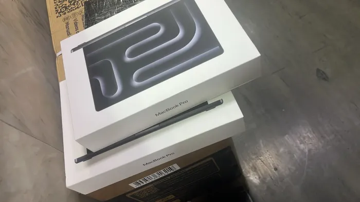 Apple MacBook Pro 2025 Apple M5 / Memória 24GB / SSD 1TB / 14.2 NOVO