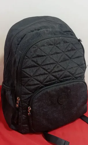 Mochila preta com glitter