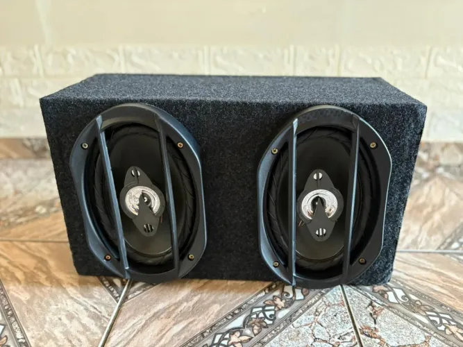 Caixa nova com 2 autofalantes 6x9