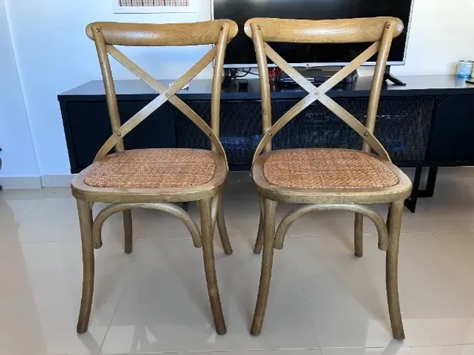 2 cadeiras de madeira com assento em Rattan - bem conservado
