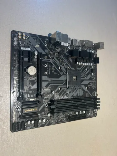 PLACA MÃE B450M GIGABYTE