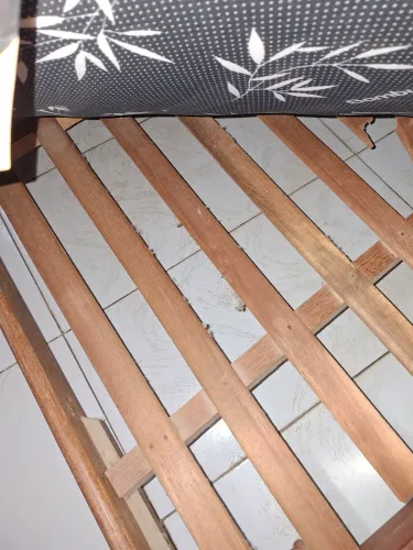 Cama de madeira maciça com colchão de casal