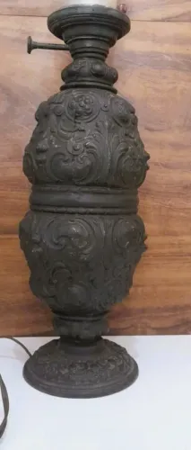 Abajur em resina ricamente trabalhado estilo tochero