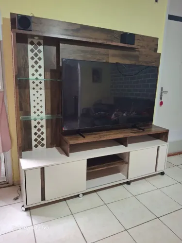 Vendo estante de tv com rodinha e luz e gaveta,está nova