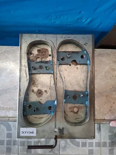 Vendo jogo de facas para fabricar chinelos do tam. 33/34 até 43,44