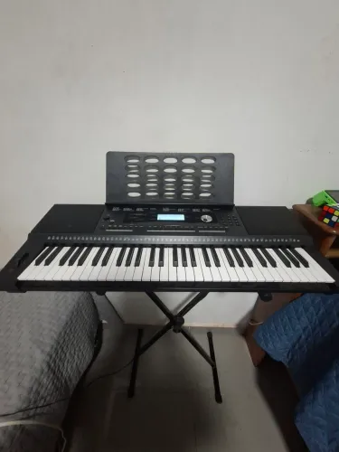 Teclado Roland E-X20A c/ fonte e suporte