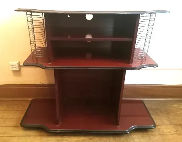 Rack em Madeira Mogno c/ 3 Divisórias e Porta CD Aramado (80X83X37cm) - Usado 