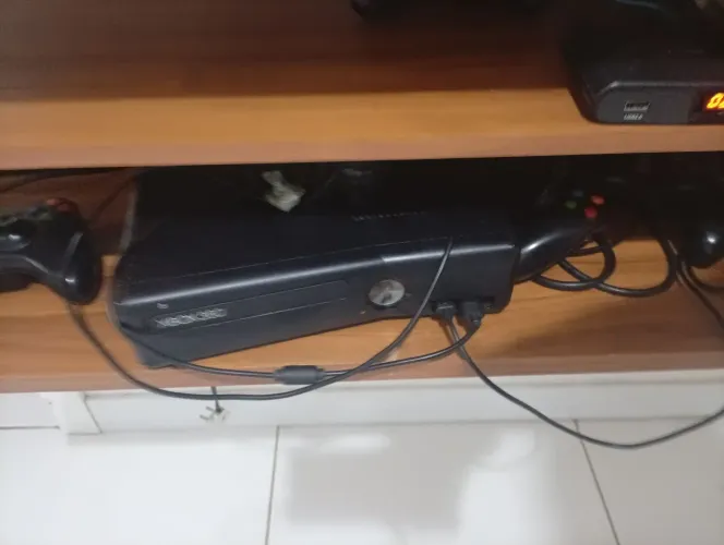 Vende-se um Xbox 360 com jogos já na memória e 2 controle 